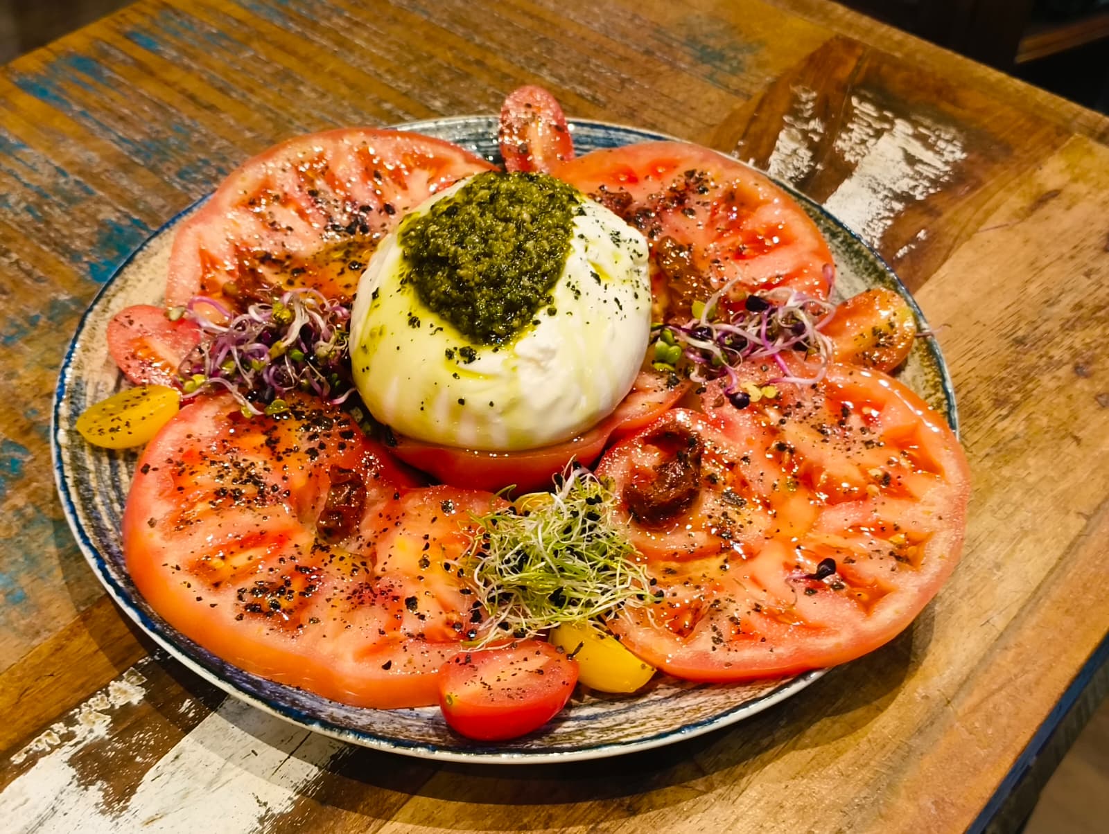 Burrata con tomate rosa
