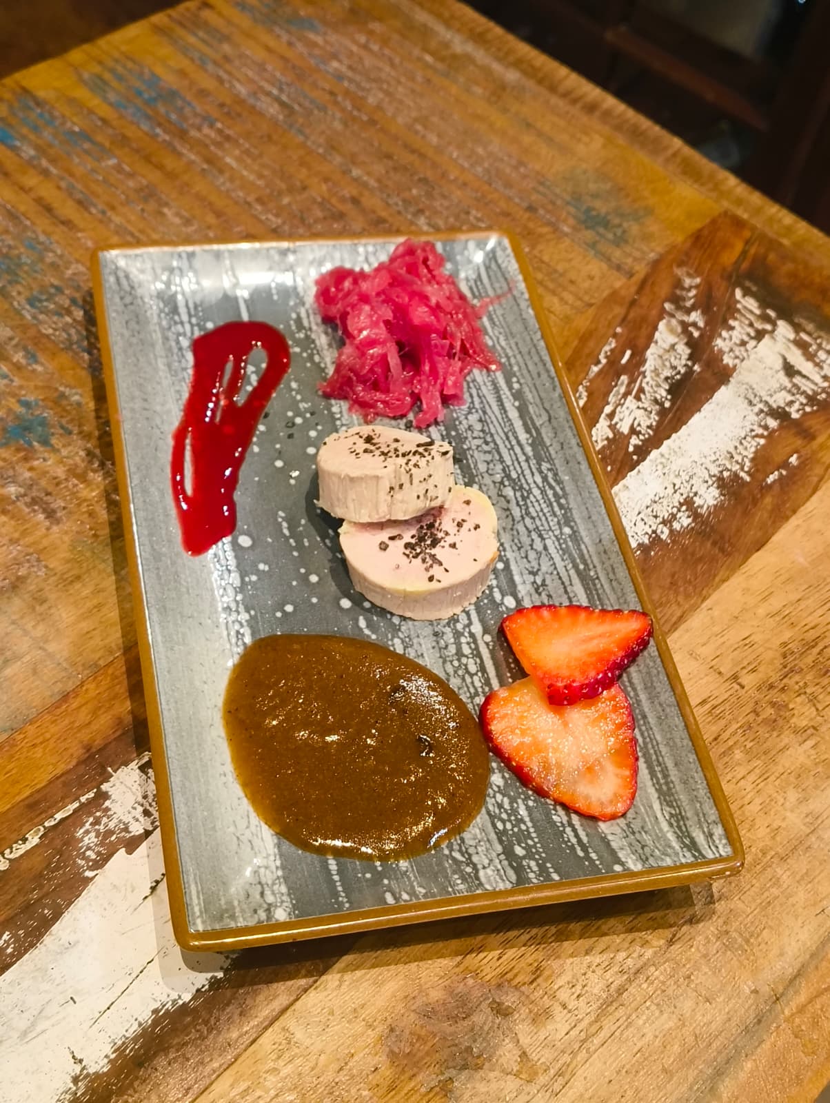 Foie micuit con manzana asada y confitura de cebolla