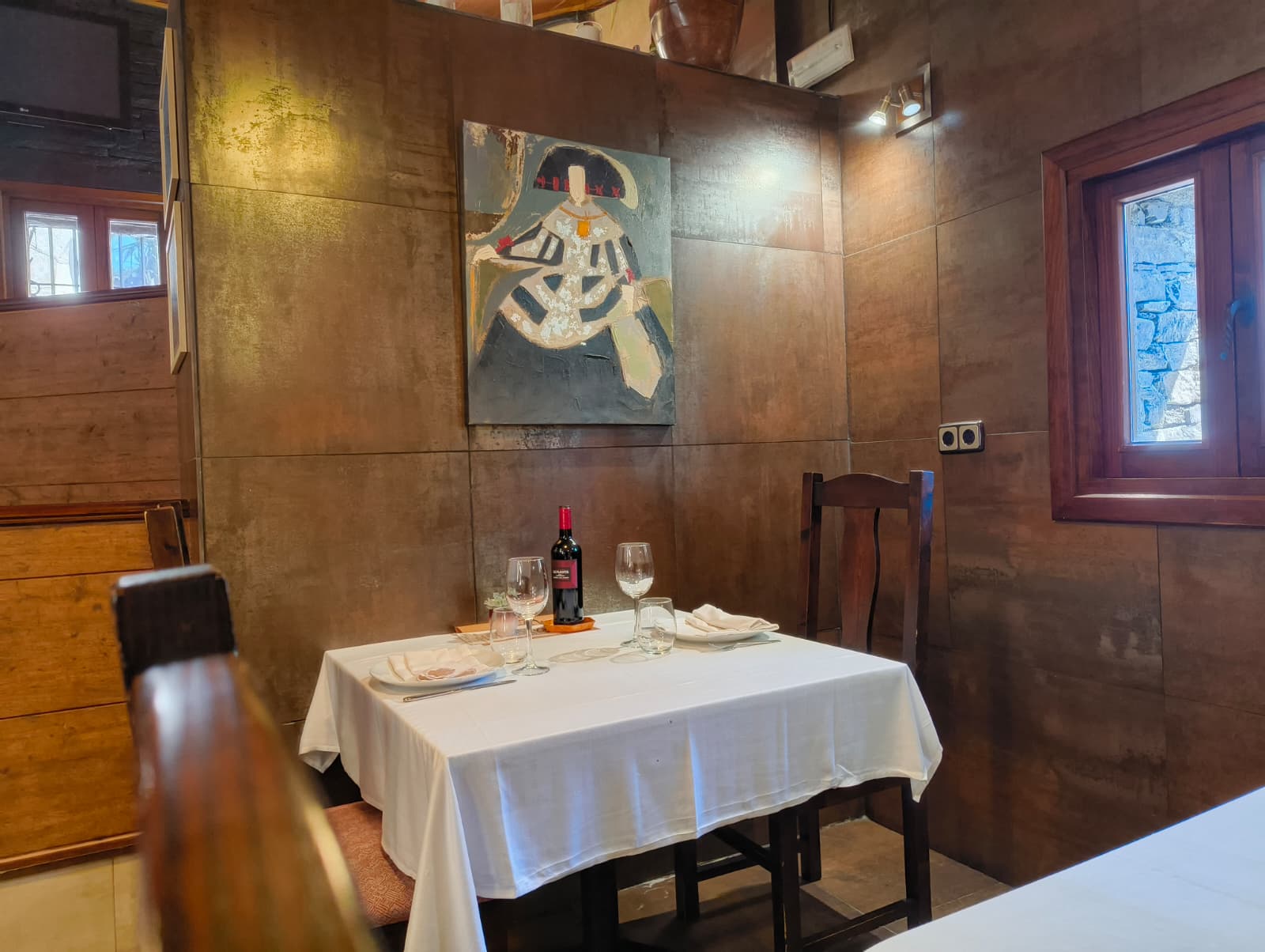 Mesa decorada con cuadro en el salón