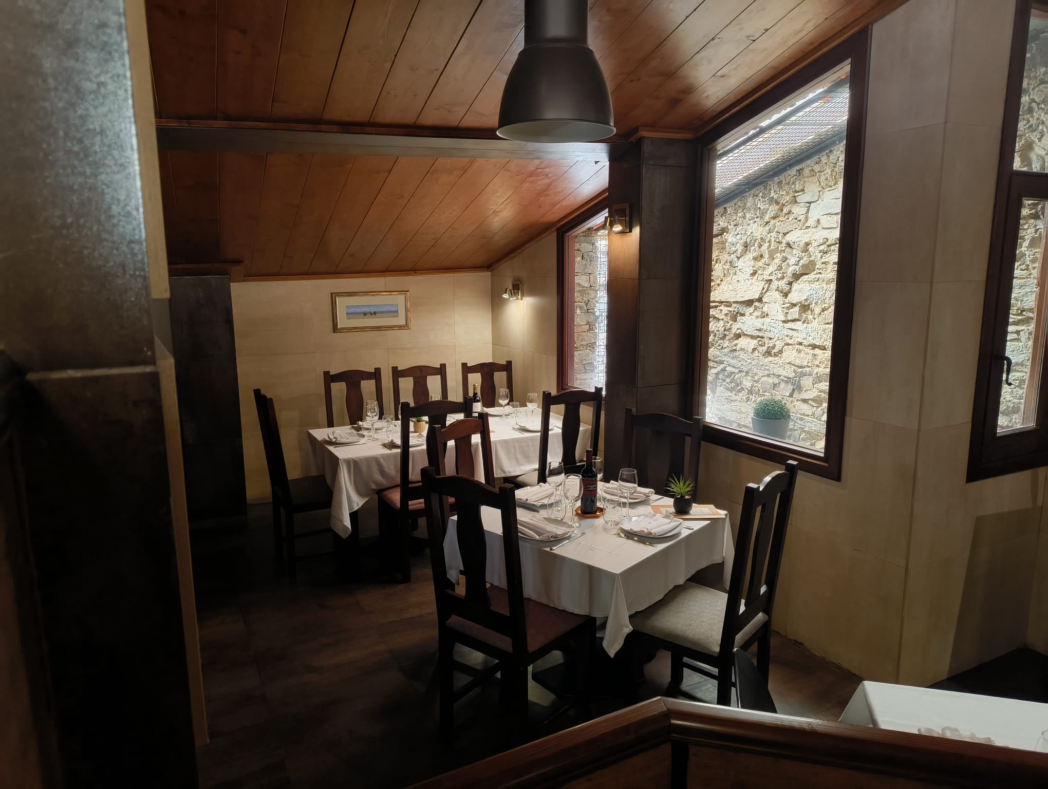 Salón con ambiente nocturno e iluminación cálida